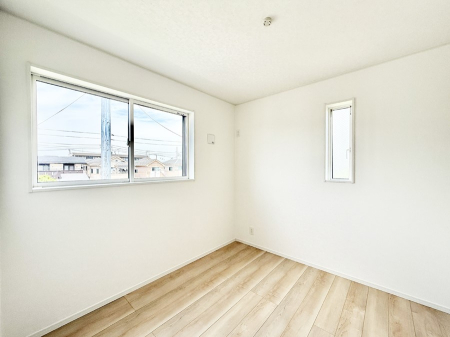 寝室 内装■窓の配置や通気性の良い設計で部屋の空気がこもらず、常に新鮮な空気が流れます