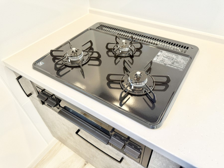 その他内観 設備■３口コンロのシステムキッチンで料理の手順もスムーズに