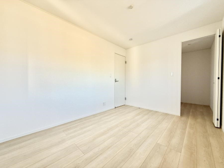 �Q�� �������V���v���ȋ�ԂŁA���[�t���x�b�h��f�X�N�ȂǁA���@�\�ȉƋ�����p���₷���ł�