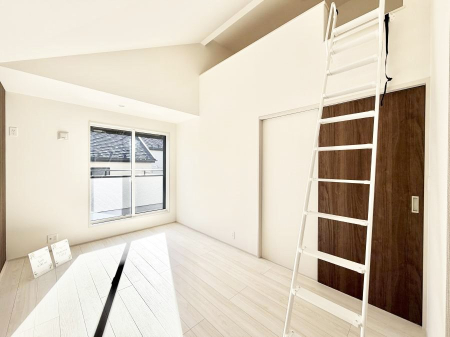 �Q�� �������V���v���ȋ�ԂŁA���[�t���x�b�h��f�X�N�ȂǁA���@�\�ȉƋ�����p���₷���ł�