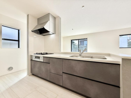 �L�b�`�� ����������������̂ŁA���邳�ƊJ���������Ղ�ȃL�b�`���I  