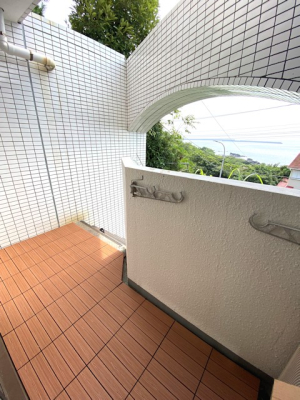 �o���R�j�[ �O�ɂȂ����Ă���o���R�j�[