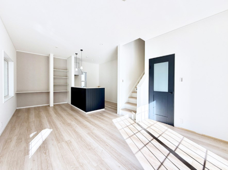 ���̑����� ���������r���O�C���K�i�́A�Ƒ��̉�b�A��̊������������Ԃł��B  