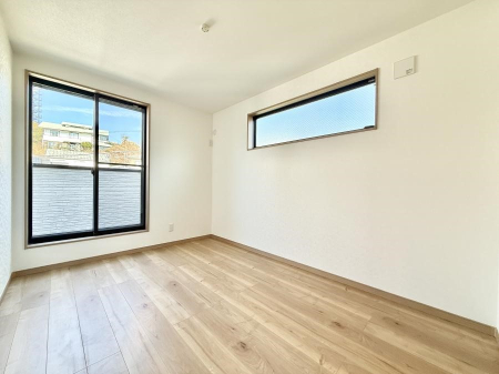 �Q�� �������V���v���ȋ�ԂŁA���[�t���x�b�h��f�X�N�ȂǁA���@�\�ȉƋ�����p���₷���ł�