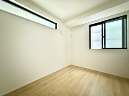 �Q�� �������V���v���ȋ�ԂŁA���[�t���x�b�h��f�X�N�ȂǁA���@�\�ȉƋ�����p���₷���ł�