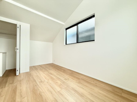 �Q�� �������V���v���ȋ�ԂŁA���[�t���x�b�h��f�X�N�ȂǁA���@�\�ȉƋ�����p���₷���ł�