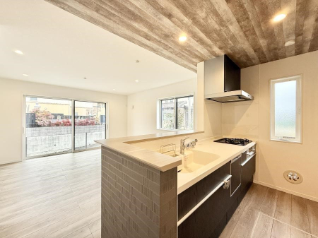 �L�b�`�� ����������������̂ŁA���邳�ƊJ���������Ղ�ȃL�b�`���I  