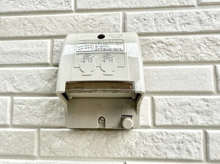 ���̑����� �ݔ������O�ɓd���R���Z���g������΁A�������@�ő���O�ǂ�|������ȂǕ֗��ł��B