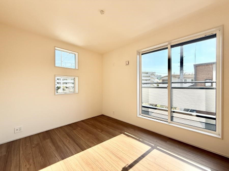 �Q�� �������V���v���ȋ�ԂŁA���[�t���x�b�h��f�X�N�ȂǁA���@�\�ȉƋ�����p���₷���ł�