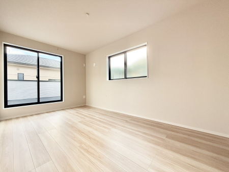 �Q�� �������V���v���ȋ�ԂŁA���[�t���x�b�h��f�X�N�ȂǁA���@�\�ȉƋ�����p���₷���ł�