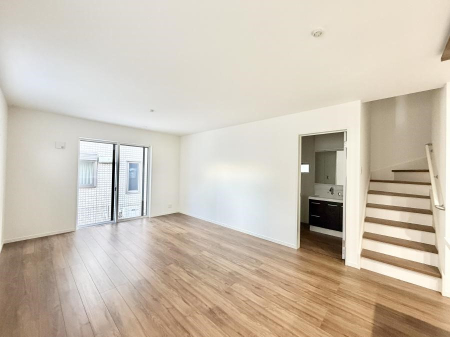 ���̑����� ���r���O�C���K�i�́A�Ƒ��̉�b�A��̊������������Ԃł��B  