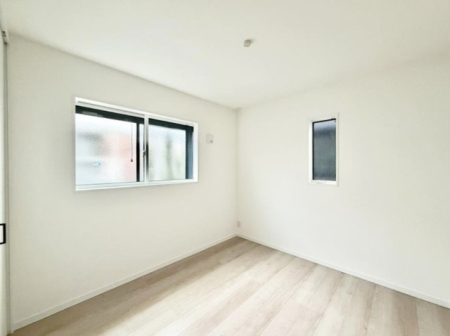 �Q�� �������V���v���ȋ�ԂŁA���[�t���x�b�h��f�X�N�ȂǁA���@�\�ȉƋ�����p���₷���ł�