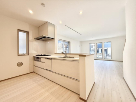 �L�b�`�� ����������̂ŁA���邳�ƊJ���������Ղ�ȃL�b�`���I  