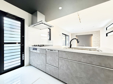 �L�b�`�� �����������L�b�`���͖��邭�A�S�~�̂Ăɕ֗��I�ʕ����ǍD�I�Ŋ������ł���  