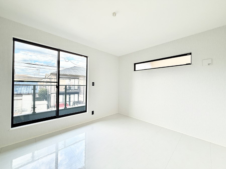 �Q�� �������V���v���ȋ�ԂŁA���[�t���x�b�h��f�X�N�ȂǁA���@�\�ȉƋ�����p���₷���ł�