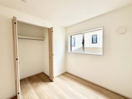 �Q�� �������V���v���ȋ�ԂŁA���[�t���x�b�h��f�X�N�ȂǁA���@�\�ȉƋ�����p���₷���ł�