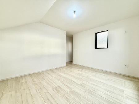 �Q�� �������V���v���ȋ�ԂŁA���[�t���x�b�h��f�X�N�ȂǁA���@�\�ȉƋ�����p���₷���ł�