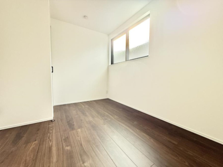 �Q�� �������V���v���ȋ�ԂŁA���[�t���x�b�h��f�X�N�ȂǁA���@�\�ȉƋ�����p���₷���ł�