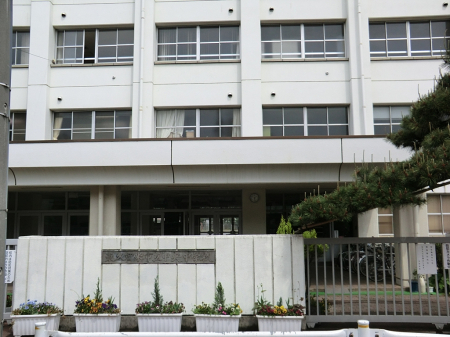 ӊ ̑ʐ^ 749m vĎswZ@