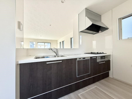 �L�b�`�� ����������������̂ŁA���邳�ƊJ���������Ղ�ȃL�b�`���I  