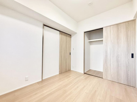 �Q�� �������V���v���ȋ�ԂŁA���[�t���x�b�h��f�X�N�ȂǁA���@�\�ȉƋ�����p���₷���ł�