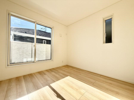 �Q�� �������V���v���ȋ�ԂŁA���[�t���x�b�h��f�X�N�ȂǁA���@�\�ȉƋ�����p���₷���ł�