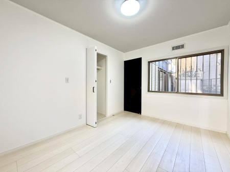 �Q�� �������V���v���ȋ�ԂŁA���[�t���x�b�h��f�X�N�ȂǁA���@�\�ȉƋ�����p���₷���ł�