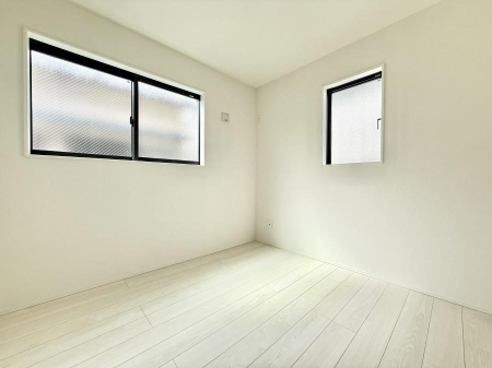 �Q�� �������V���v���ȋ�ԂŁA���[�t���x�b�h��f�X�N�ȂǁA���@�\�ȉƋ�����p���₷���ł�