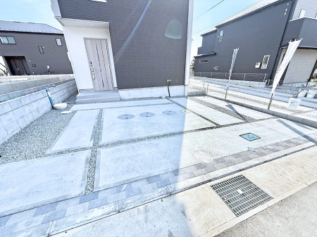  �O�ρ�����ɂ��钓�ԃX�y�[�X�Ȃ̂ň��S�ł���