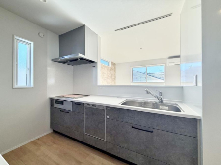 �L�b�`�� ����������������̂ŁA���邳�ƊJ���������Ղ�ȃL�b�`���I  