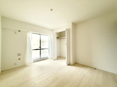 �Q�� �������V���v���ȋ�ԂŁA���[�t���x�b�h��f�X�N�ȂǁA���@�\�ȉƋ�����p���₷���ł�