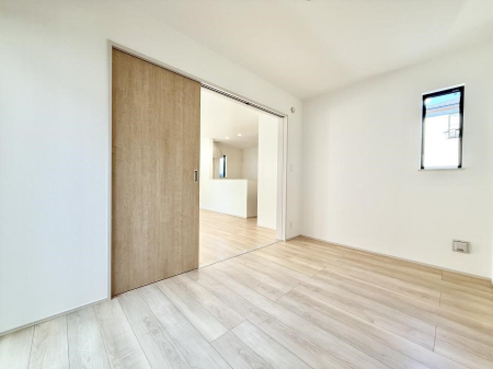 �Q�� �������V���v���ȋ�ԂŁA���[�t���x�b�h��f�X�N�ȂǁA���@�\�ȉƋ�����p���₷���ł�