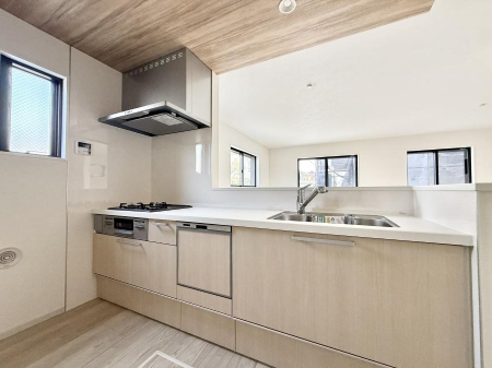 �L�b�`�� ����������������̂ŁA���邳�ƊJ���������Ղ�ȃL�b�`���I  