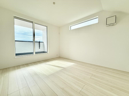 �Q�� �������V���v���ȋ�ԂŁA���[�t���x�b�h��f�X�N�ȂǁA���@�\�ȉƋ�����p���₷���ł�