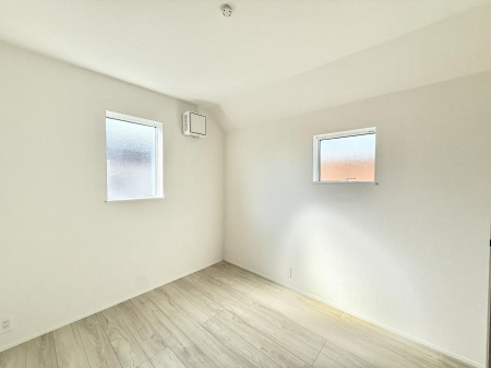 �Q�� �������V���v���ȋ�ԂŁA���[�t���x�b�h��f�X�N�ȂǁA���@�\�ȉƋ�����p���₷���ł�