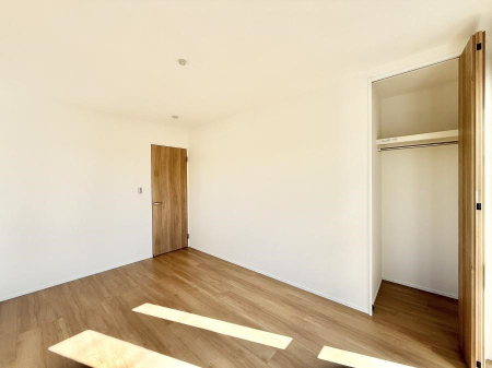 �Q�� �������V���v���ȋ�ԂŁA���[�t���x�b�h��f�X�N�ȂǁA���@�\�ȉƋ�����p���₷���ł�