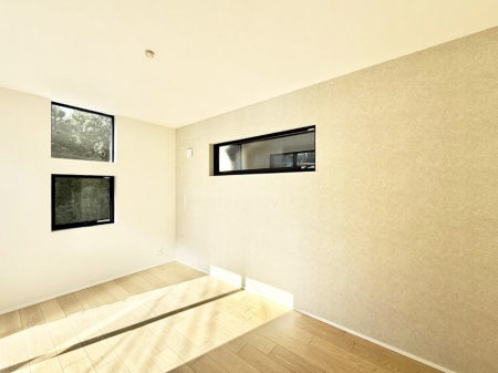 �Q�� �������V���v���ȋ�ԂŁA���[�t���x�b�h��f�X�N�ȂǁA���@�\�ȉƋ�����p���₷���ł�