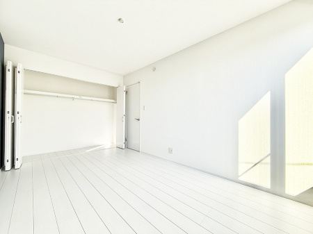 �Q�� �������V���v���ȋ�ԂŁA���[�t���x�b�h��f�X�N�ȂǁA���@�\�ȉƋ�����p���₷���ł�