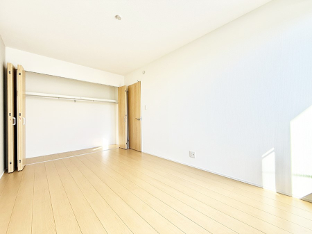 �Q�� �������V���v���ȋ�ԂŁA���[�t���x�b�h��f�X�N�ȂǁA���@�\�ȉƋ�����p���₷���ł�