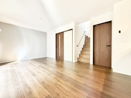 ���̑����� ���r���O�C���K�i�́A�Ƒ��̉�b�A��̊������������Ԃł��B  