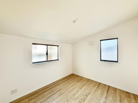 �Q�� �������V���v���ȋ�ԂŁA���[�t���x�b�h��f�X�N�ȂǁA���@�\�ȉƋ�����p���₷���ł�