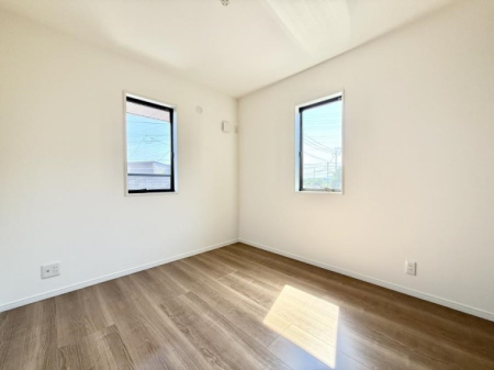 �Q�� �������V���v���ȋ�ԂŁA���[�t���x�b�h��f�X�N�ȂǁA���@�\�ȉƋ�����p���₷���ł�