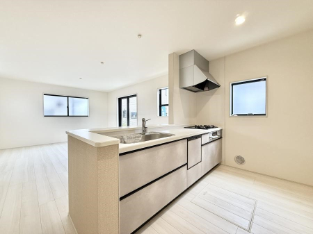 �L�b�`�� ����������������̂ŁA���邳�ƊJ���������Ղ�ȃL�b�`���I  