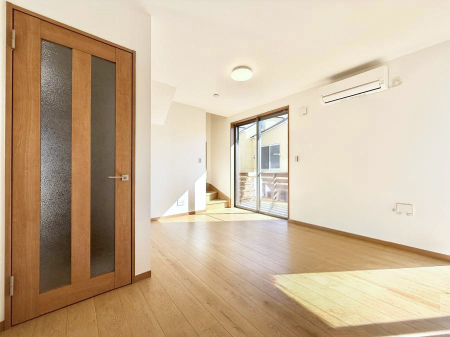 ���r���O ���������r���O�C���K�i�́A�Ƒ��̉�b�A��̊������������Ԃł��B