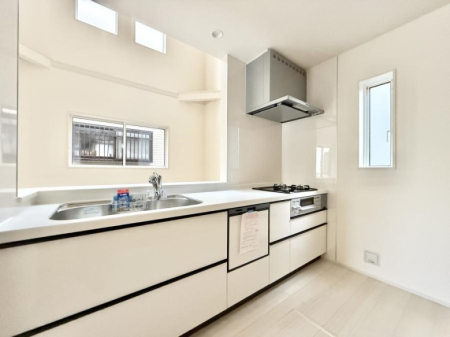 �L�b�`�� ����������������̂ŁA���邳�ƊJ���������Ղ�ȃL�b�`���I  