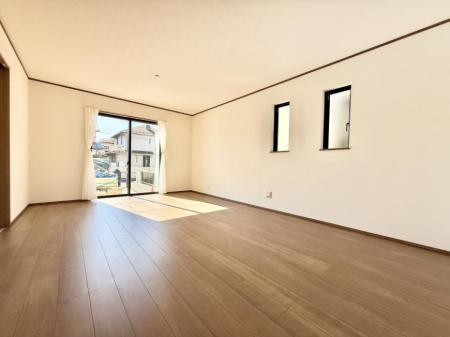 ���̑����� ���������r���O�C���K�i�́A�Ƒ��̉�b�A��̊������������Ԃł��B  