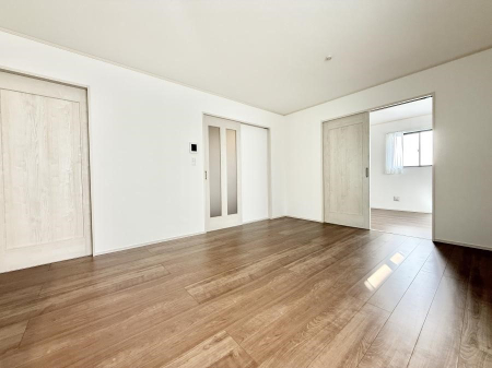 ���r���O ����