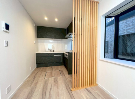 �L�b�`�� ����������̂ŁA���邳�ƊJ���������Ղ�ȃL�b�`���I