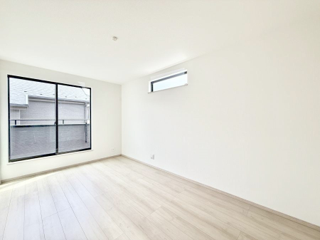 �Q�� �������V���v���ȋ�ԂŁA���[�t���x�b�h��f�X�N�ȂǁA���@�\�ȉƋ�����p���₷���ł�