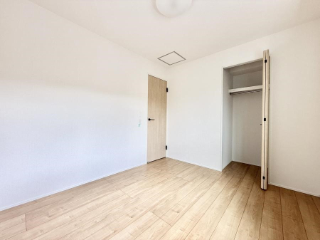 �Q�� �������V���v���ȋ�ԂŁA���[�t���x�b�h��f�X�N�ȂǁA���@�\�ȉƋ�����p���₷���ł�